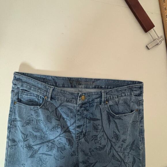 Soft Surroundings light wash Jeans Floral Leaf pattern PL Feminine Cottagecore - Picture 10 of 10